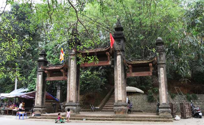 tay phuong pagoda around hanoi entrance